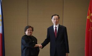 Filipinas pedem à China para parar com intimidações no disputado mar do Sul da China