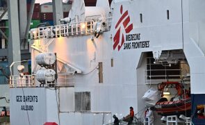 Navio dos Médicos Sem Fronteiras resgata 190 migrantes no Mediterrâneo central