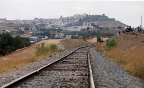 Linha do Leste cortada em Elvas após acidente entre comboio e viatura com ferido grave