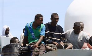 Mais de 2.700 migrantes chegaram em 24 horas às costas do sul de Itália