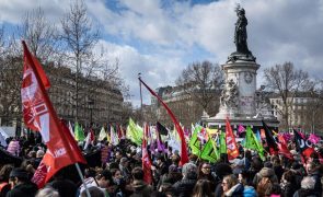Manifestação ambientalista em França provoca confrontos violentos com a polícia