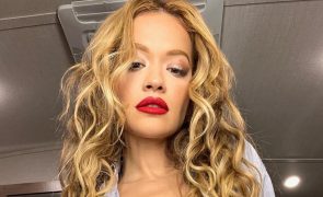 Rita Ora e a toalha atrevida que ia acabando em censura