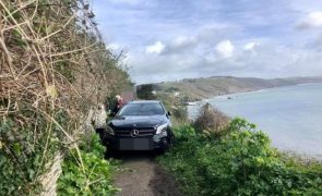 Engana-se no caminho e abandona Mercedes em precipício junto ao mar