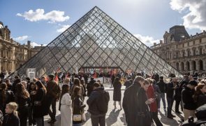 Trabalhadores do Louvre bloqueiam entradas do museu contra nova lei das pensões