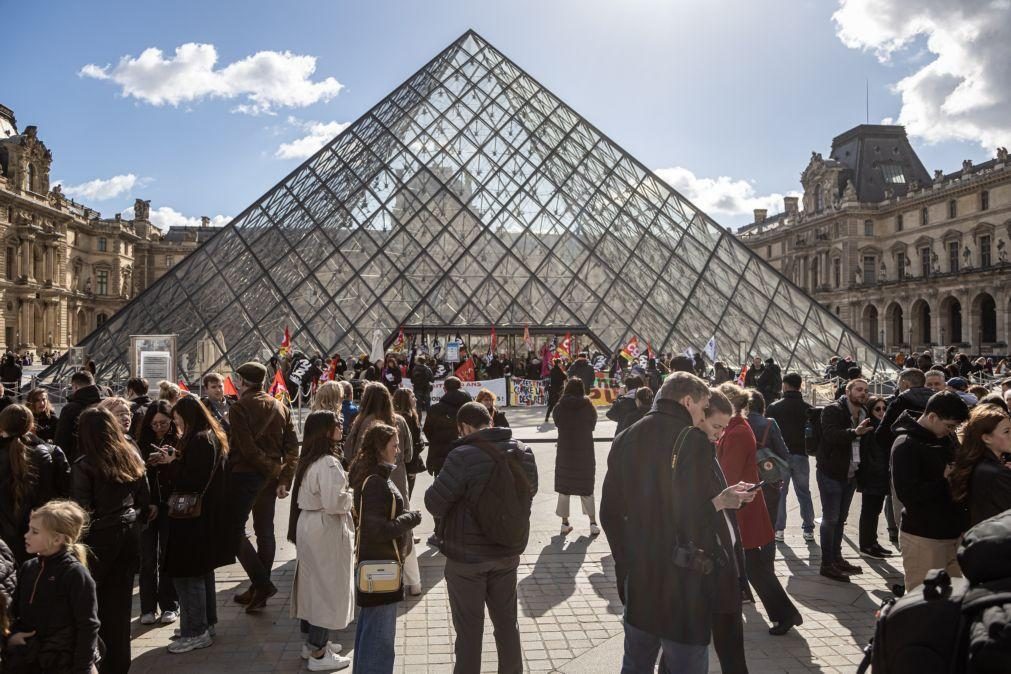 Trabalhadores do Louvre bloqueiam entradas do museu contra nova lei das pensões