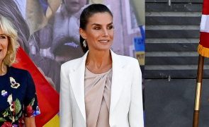 Rainha Letizia - Deslumbra com vestido preto com franjas para concerto