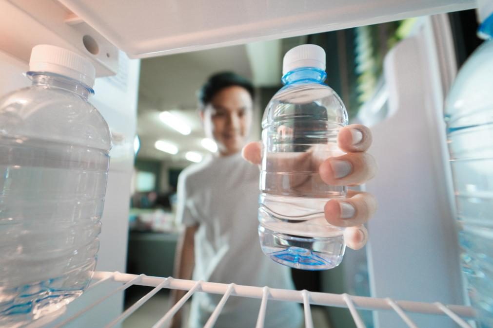 Truque para poupar na conta da luz envolve garrafas de água no frigorífico