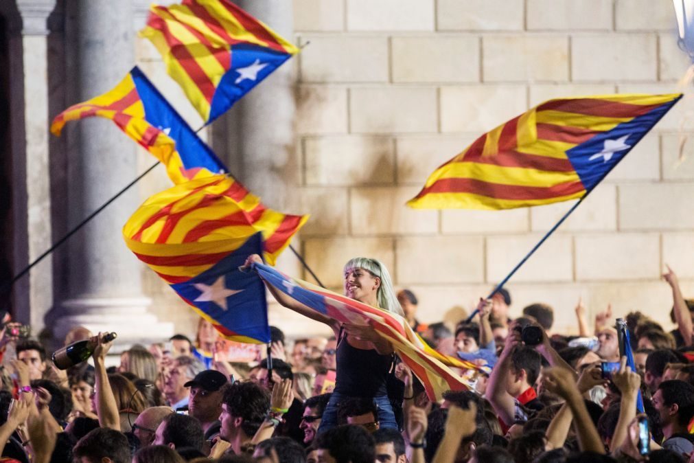 Primeira sondagem indica fim de maioria separatista no parlamento da Catalunha