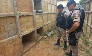 Polícia brasileira salva mulher enterrada viva com ajuda de coveiros [vídeo]