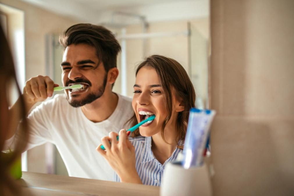 É por isto que não deve lavar os dentes após o pequeno-almoço