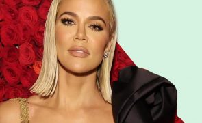 Khloe Kardashian faz aparição com decote ousado e cheia de brilhos
