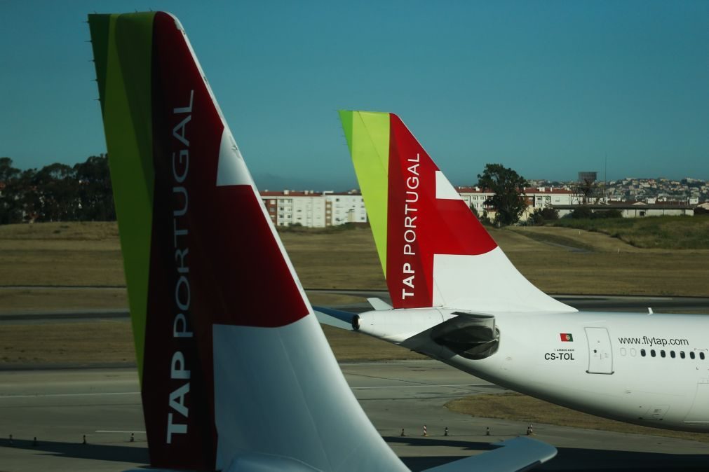 Comboio de camiões-cisterna a caminho de Lisboa para abastecer aeroporto