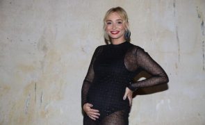 Carina Caldeira mostra barriga de grávida na praia