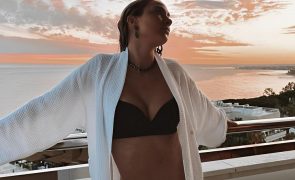 Mulher de Morata abre o roupão e deixa fãs de boca aberta