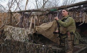Forças ucranianas repeliram dezenas de ataques russos em Bakhmut e outras zonas