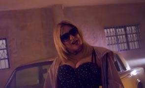 Novo e ousado videoclipe de Maria Leal divide opiniões: “Uma mistura de OnlyFans com O Exorcista”