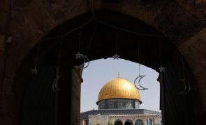 Confrontos na mesquita de Al-Aqsa em Jerusalém, palestinianos disparam foguetes de Gaza