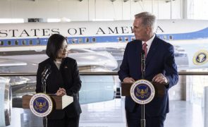 Governo de Taiwan deteta navios de guerra e helicóptero chineses perto da ilha