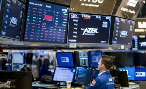 Wall Street segue a cair no início da sessão