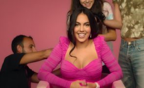 Georgina Rodríguez apanhada a tirar macacos do nariz