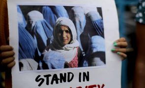 Clérigos afegãos criticam proibição de mulheres estudarem e recebem aviso dos talibã