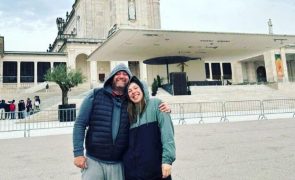 Eduardo Madeira Mãe sofre de Parkinson. Humorista ora por ela em peregrinação e recebe sinais