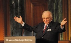 Benjamin Ferencz, o último procurador vivo dos julgamentos de Nuremberga, morre com 103 anos