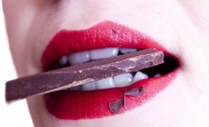 Conheça o risco de utilizar chocolate durante o sexo
