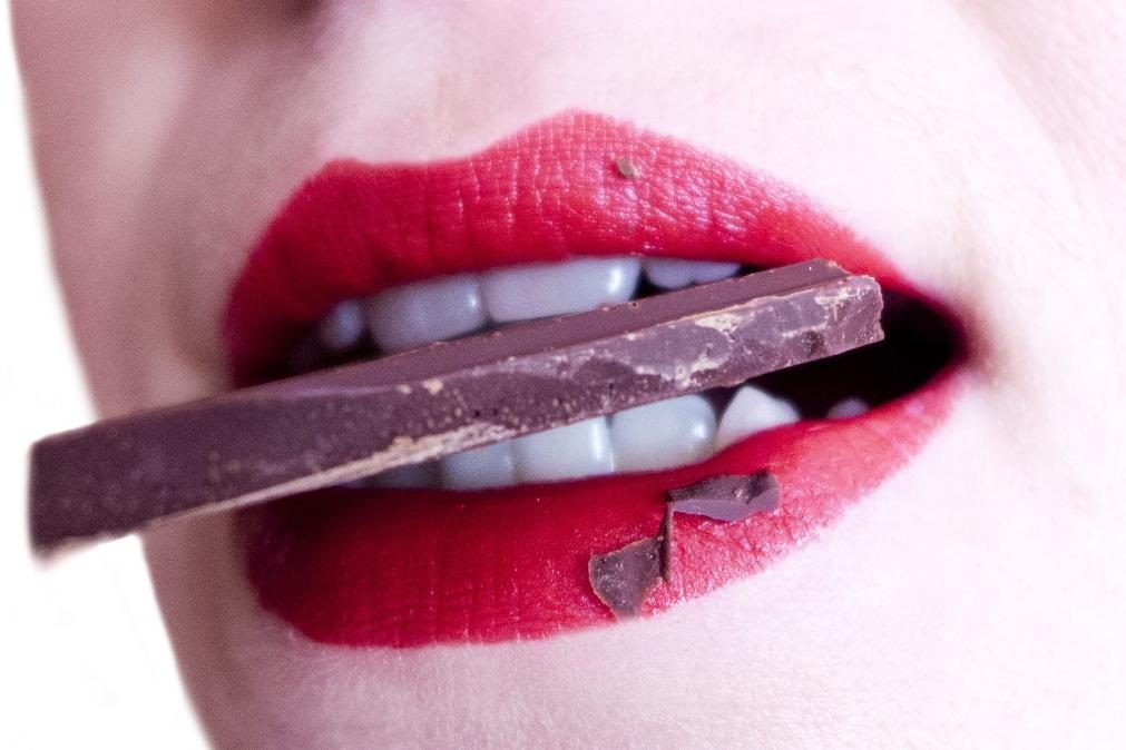 Conheça o risco de utilizar chocolate durante o sexo