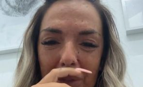 Cláudia Nayara mostra-se de rastos ao lado do cão que foi envenenado: 