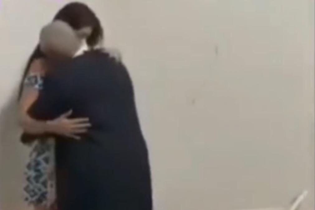 Padre apanhado a beijar mulher na igreja