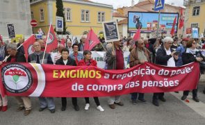 Pensionistas manifestam-se junto ao parlamento pelo aumento das pensões