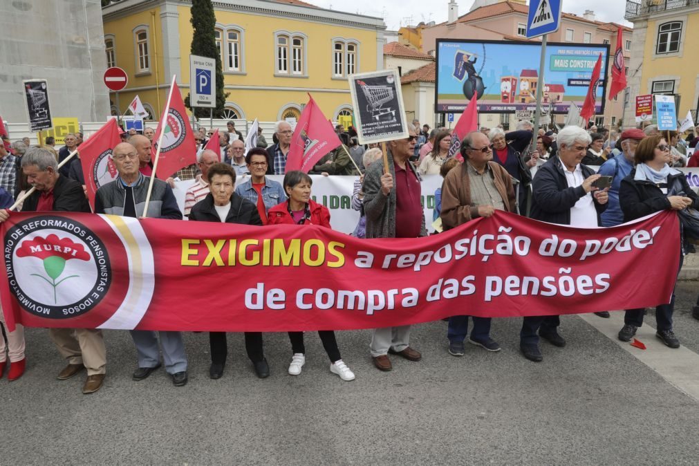 Pensionistas manifestam-se junto ao parlamento pelo aumento das pensões