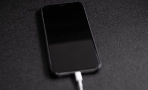 FBI alerta para perigo de carregamento de telemóvel em locais públicos