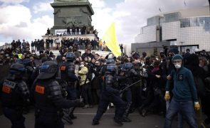Novos protestos contra lei das pensões em França antes de decisão sobre constitucionalidade