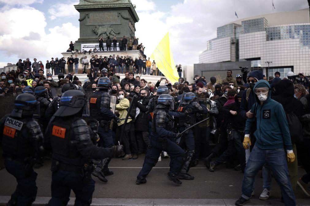 Novos protestos contra lei das pensões em França antes de decisão sobre constitucionalidade