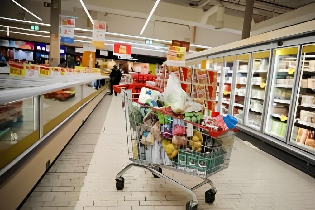 Portuguesa detida por burlar rede de supermercados na Suíça em mais de 21 mil euros