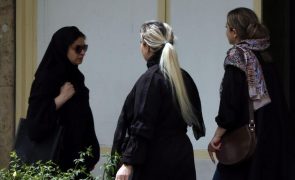 Irão volta a impôr às mulheres uso do véu islâmico a partir de sábado