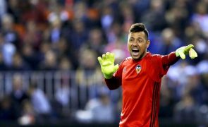 Guarda-redes Diego Alves rescinde com o Celta de Vigo, de Carlos Carvalhal