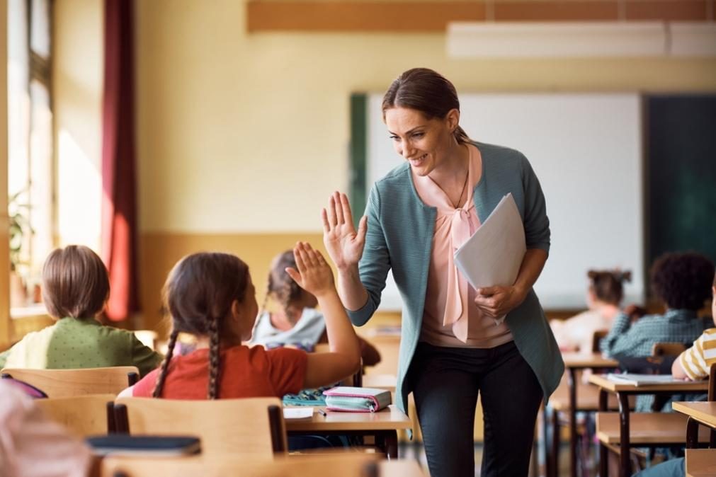 Professora humilhada após obrigada a pedir desculpa a alunas a quem disse “boa tarde, meninas”