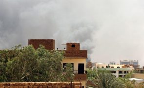 Exército do Sudão anuncia ter retomado controlo de sede da televisão e rádio públicas