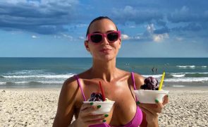 Vanessa Martins provocadora de bumbum virado para a câmara