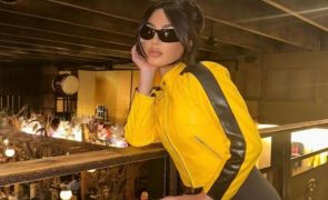 Kim Kardashian fotografa-se ao espelho com biquíni ou afinal está sem ele?