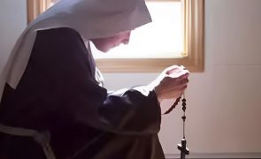 Freira de 89 anos faz todos os dias 6 km a pé para rezar por religiosos especiais