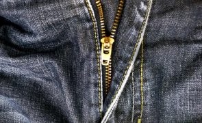 Pessoas surpreendidas ao descobrir que fecho dos jeans tem travão que impede abertura