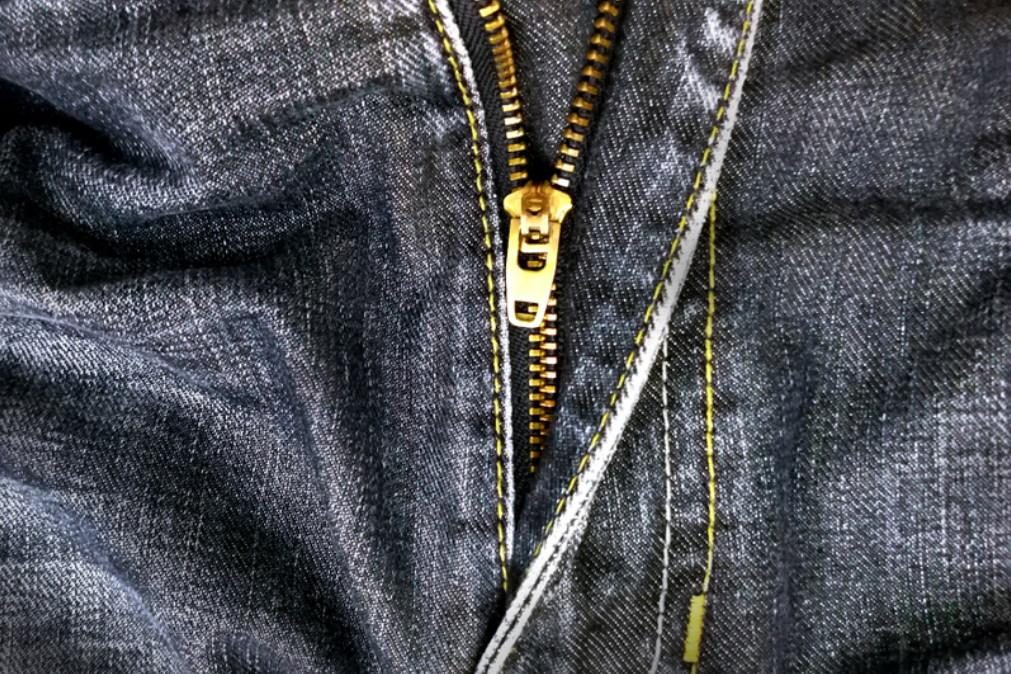 Pessoas surpreendidas ao descobrir que fecho dos jeans tem travão que impede abertura