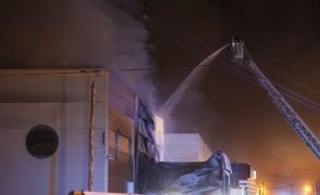 Incêndio em fábrica de Coimbra está ativo e a ser combatido por 75 bombeiros