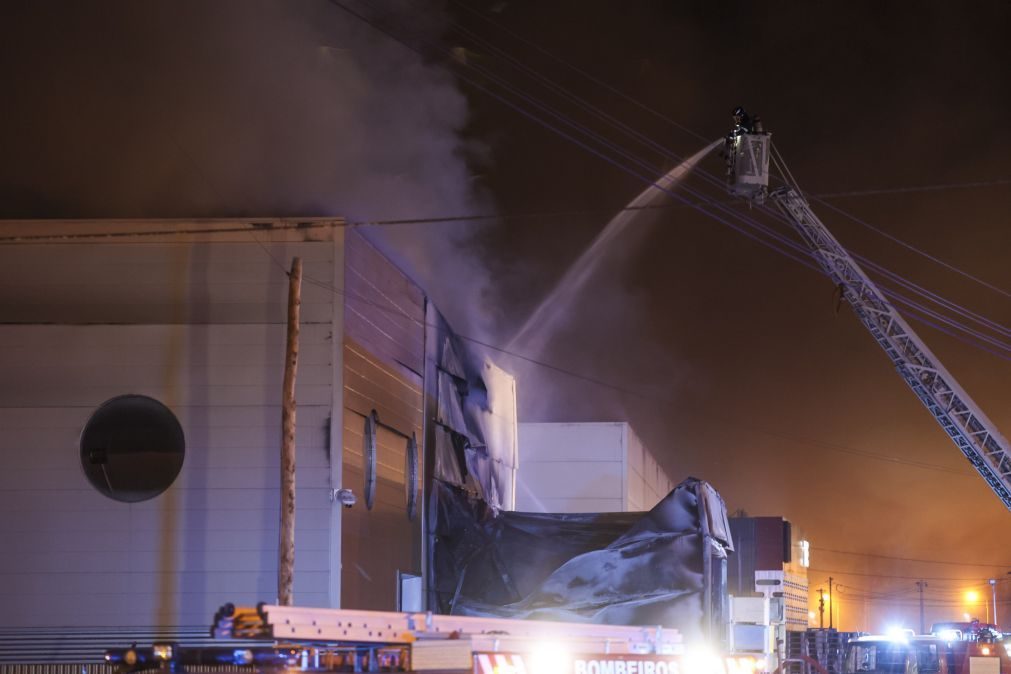 Incêndio em fábrica de Coimbra está ativo e a ser combatido por 75 bombeiros
