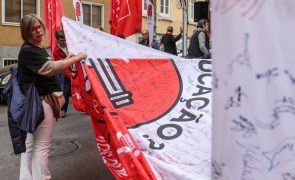 Bandeiras assinadas por milhares de docentes descontentes entregues na residência do primeiro-ministro