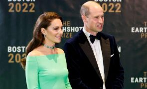 William e Kate - Assinalam aniversário de Isabel II com fotografia única com bisnetos